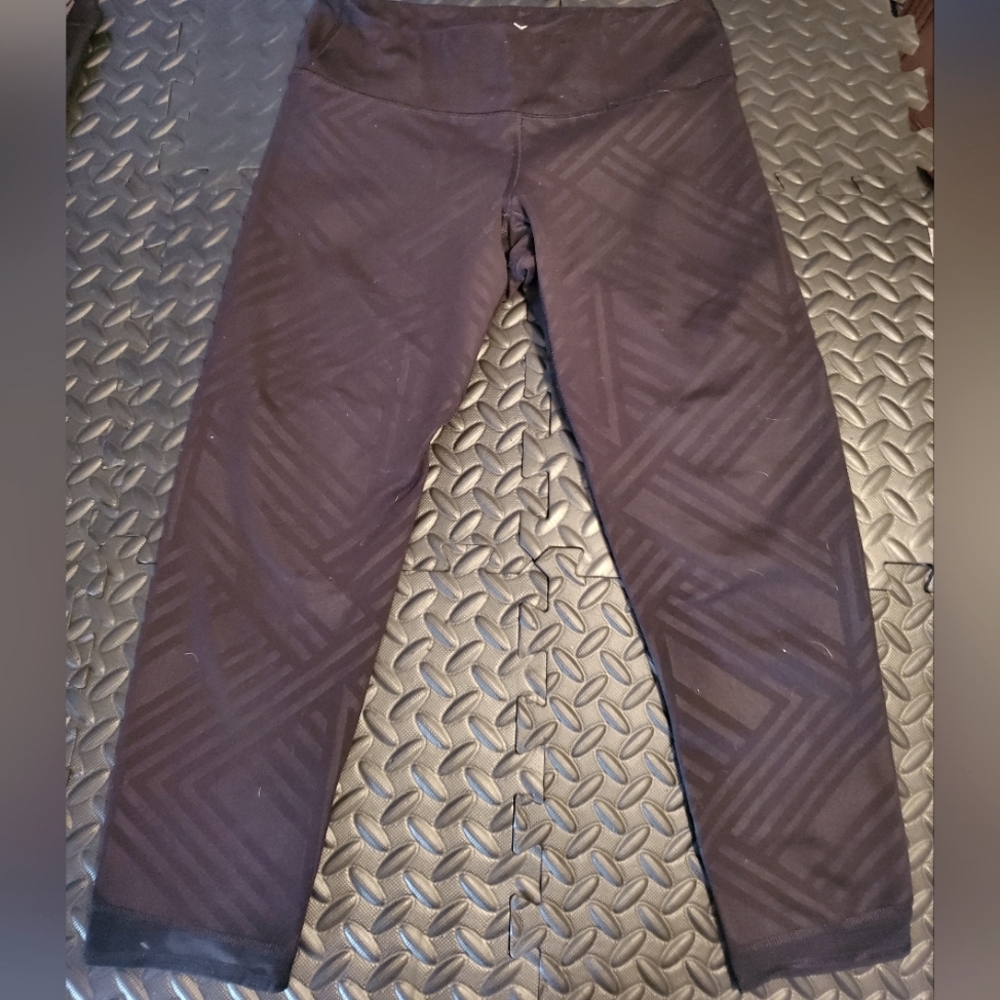 Old Navy crop embossed leggings Medium